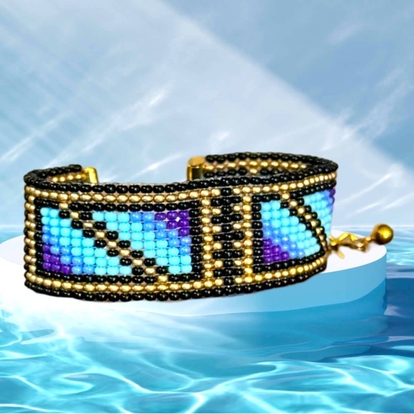 Hand crafted beaded blue geometric Native American inspired adjustable bracelet - Picture 1 of 11